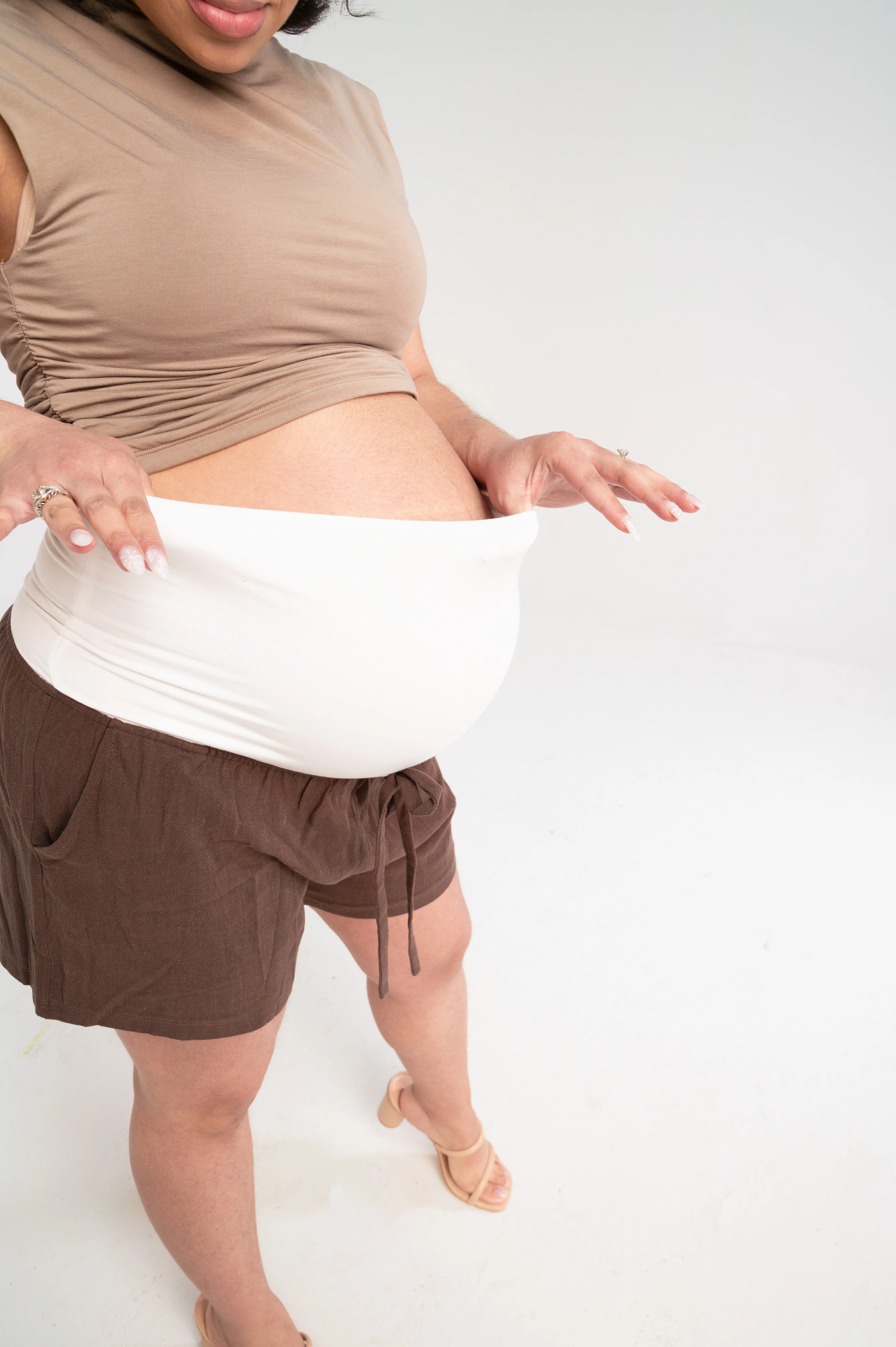 Tessa Linen Maternity Shorts - Image 4